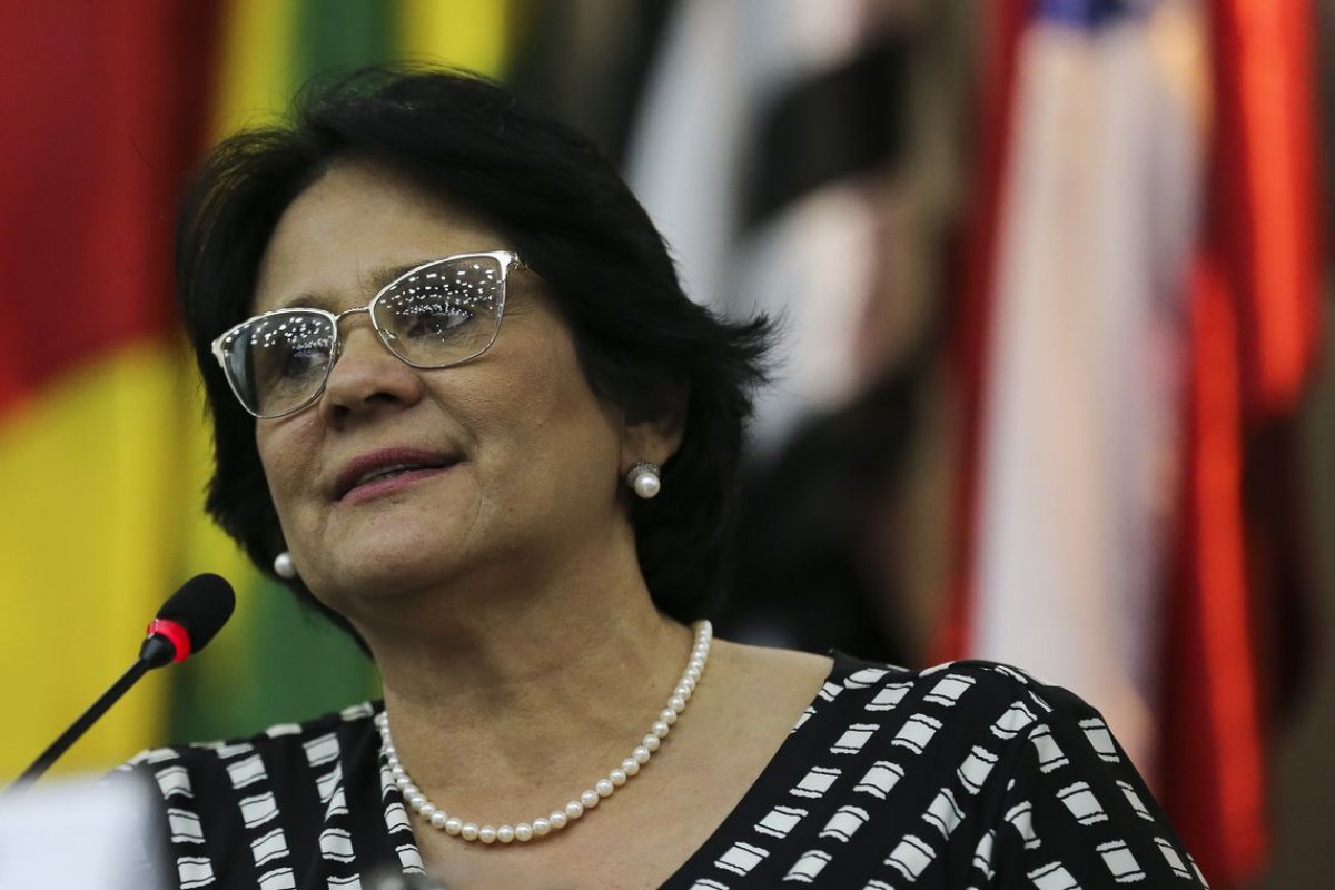 Ministra Damares Alves sugere Brasil com 12 anos de governo Bolsonaro