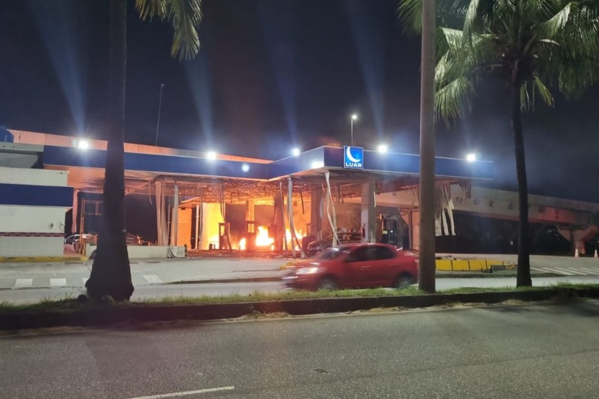Vídeo: Posto de gasolina pega fogo após táxi colidir contra bomba de GNV