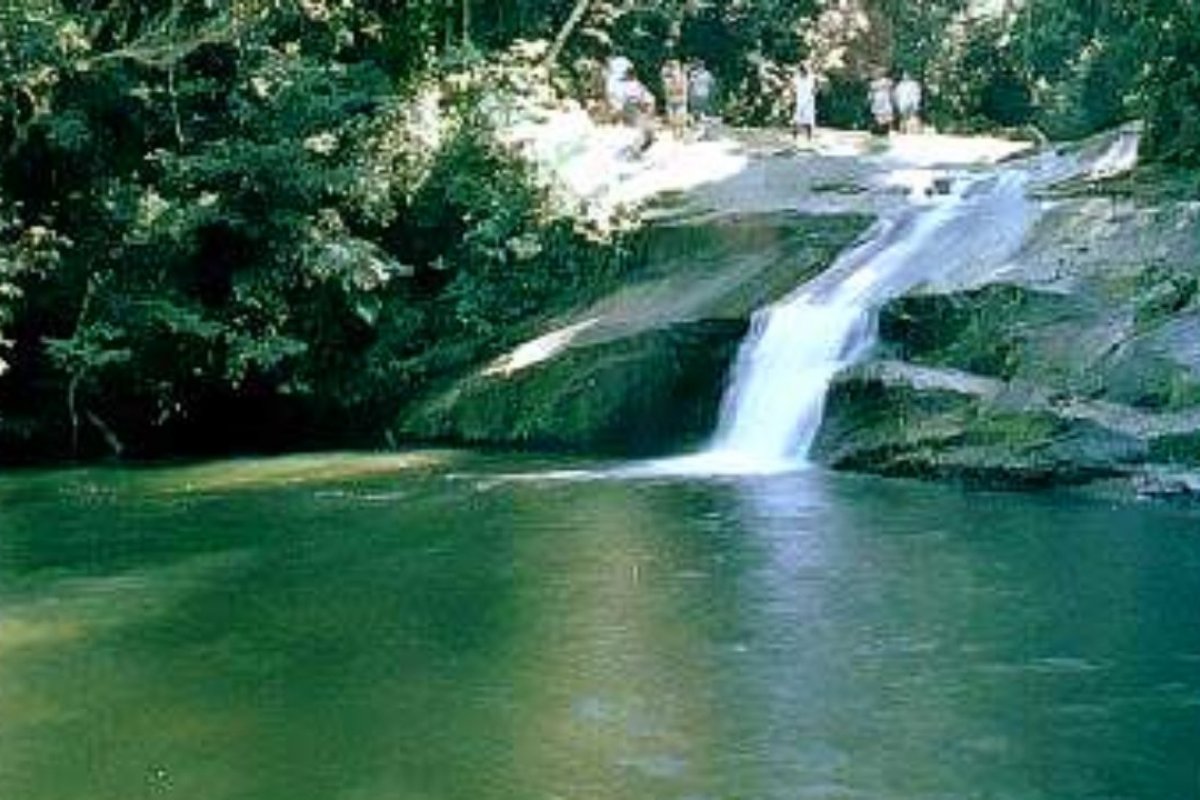 Homem é encontrado morto após cair de cachoeira na Serra do Mendanha