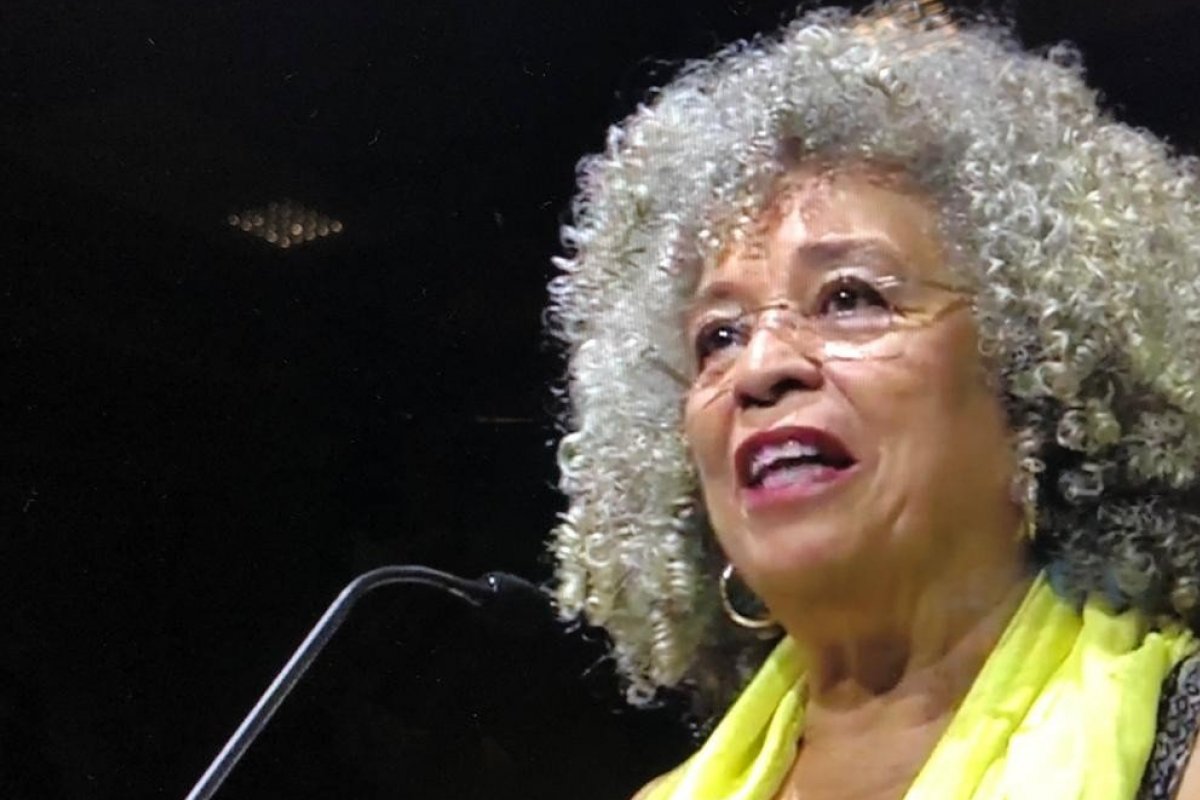 Ativista Angela Davis lança nos Estados Unidos uma nova edição de sua autobiografia de 1974