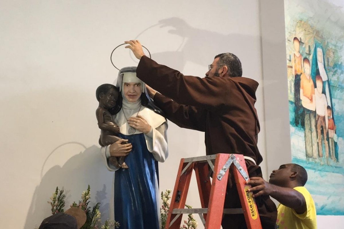 Após canonização, Auréola é posta em imagem de Santa Dulce dos Pobre, em Salvador