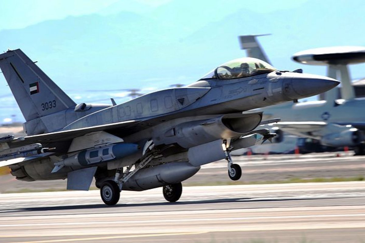 F-16 dos Emirados Árabes Unidos interceptam mísseis sobre Abu Dhabi