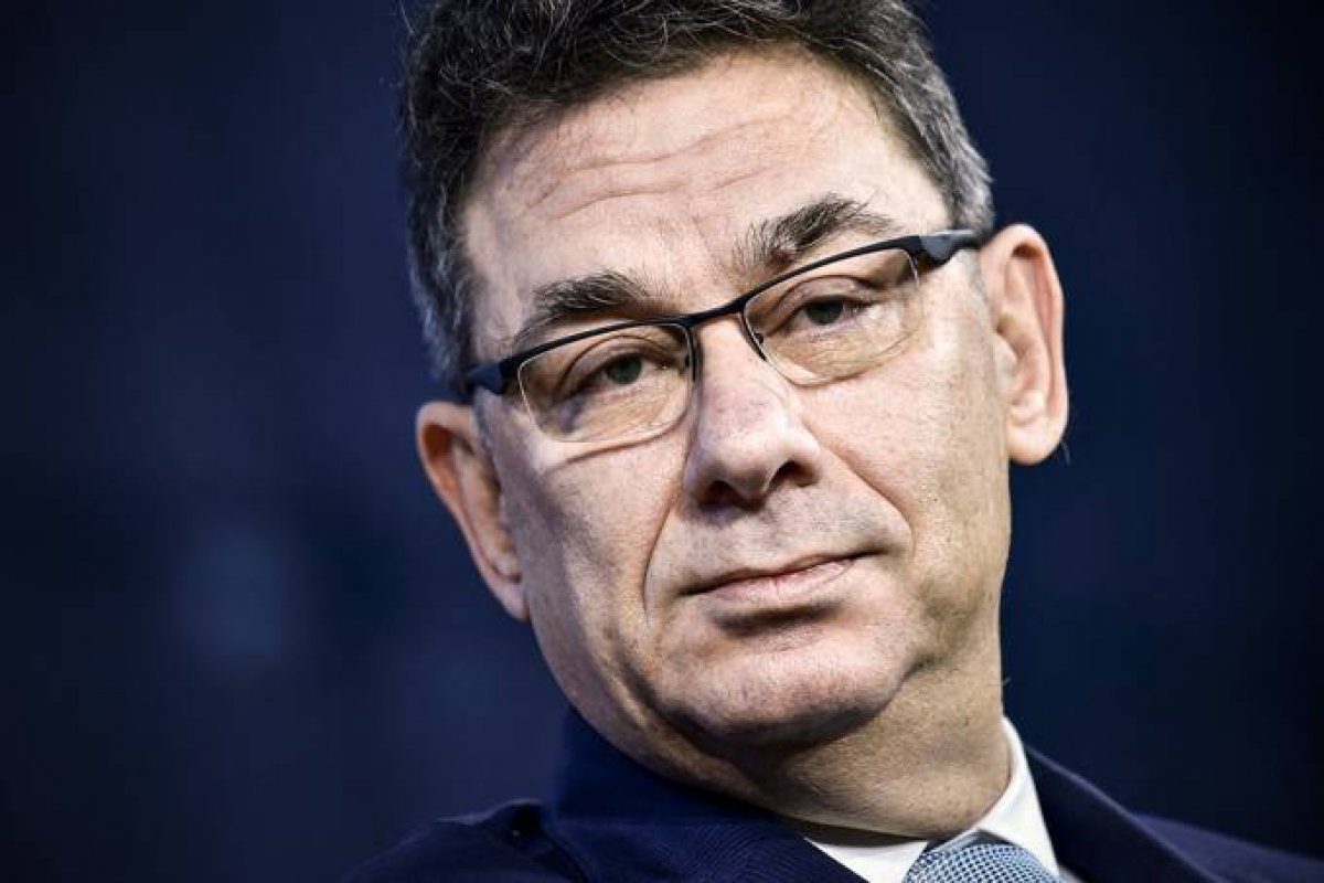 Vacina anual da Covid-19 seria melhor que reforços, diz CEO da Pfizer