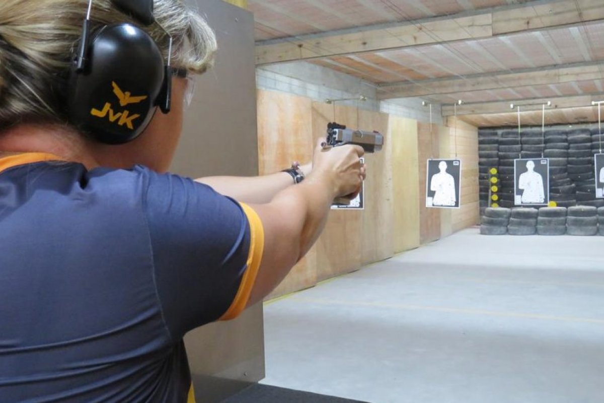 Flexibilização das regras faz crescer autuação de clubes de tiro no Brasil