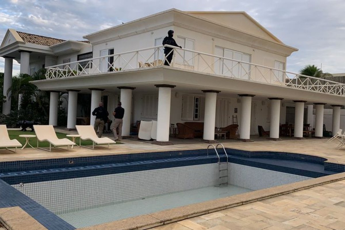 Operação prende empresário dentro de mansão em Lauro de Freitas