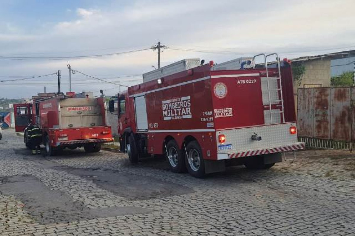 Incêndio atinge depósito de construtora no bairro SIM, em Feira de Santana