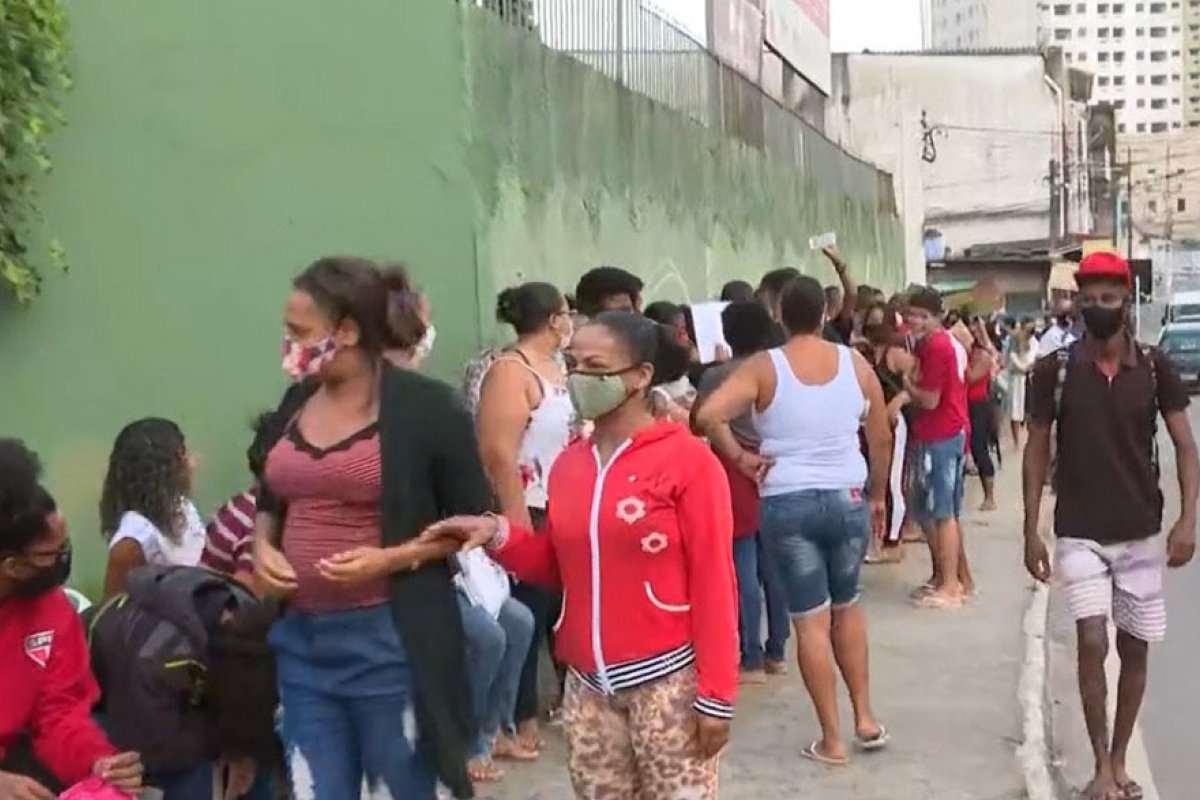 Mães e pais dormem em fila para matricular filhos em escolas da rede estadual em Salvador
