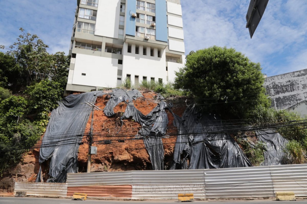 Seinfra diz que realizará obras de contenção de encosta na Rua Oswaldo Cruz, no Rio Vermelho