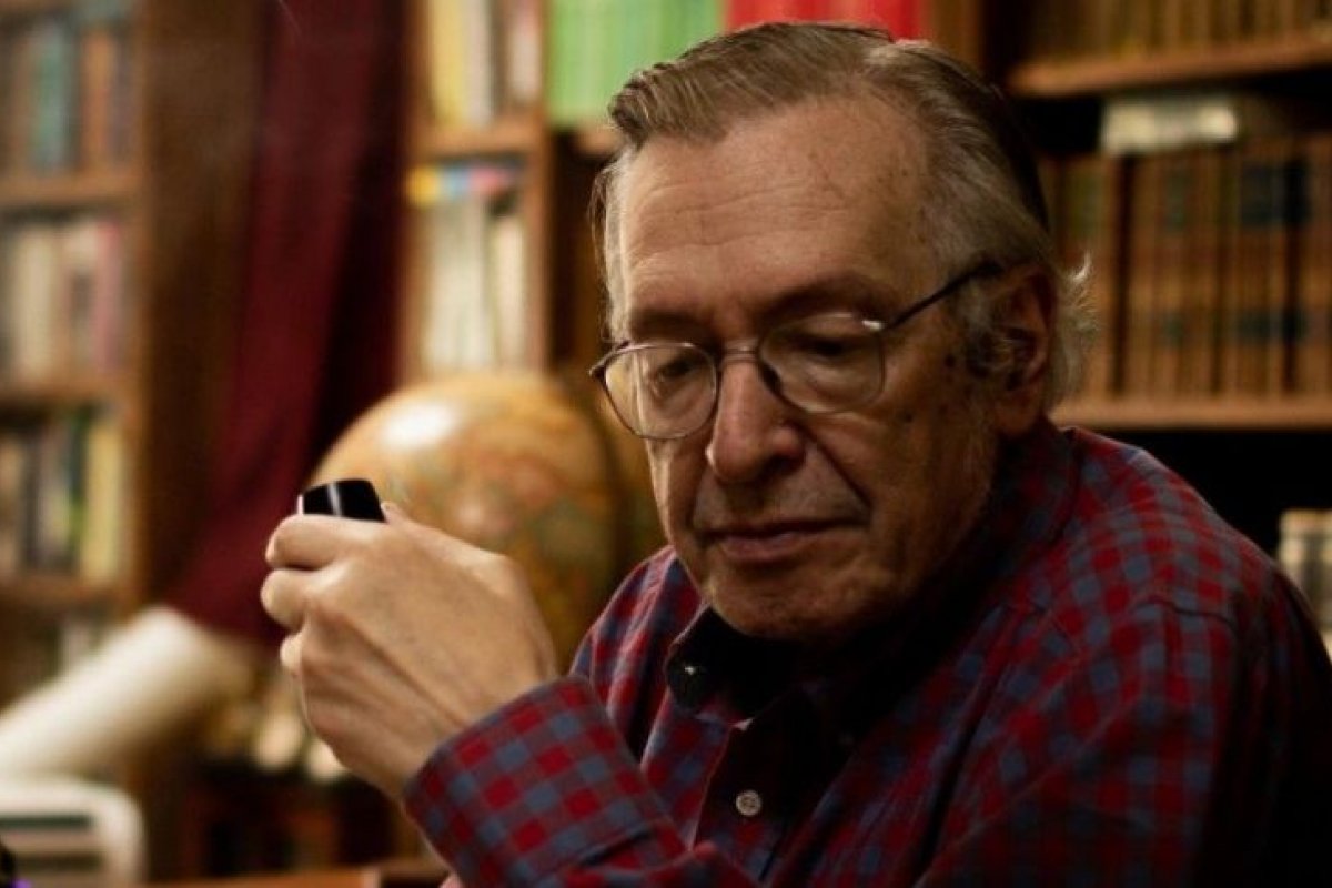 Bolsonaro declara luto oficial por morte de Olavo de Carvalho