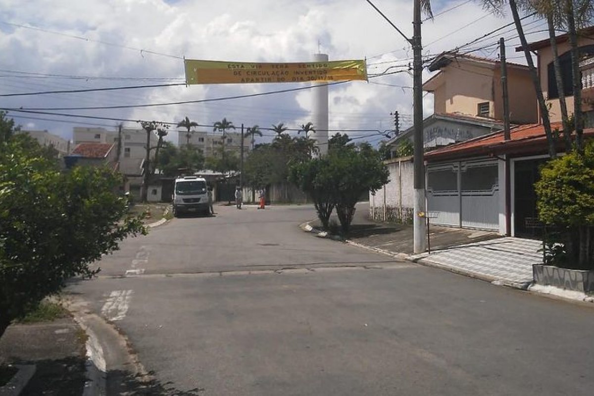 Menina de 12 anos esfaqueia homem para salvar mãe