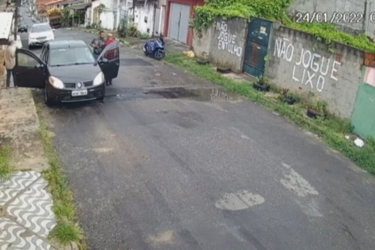 Câmera de segurança registra roubo de carro em Lauro de Freitas