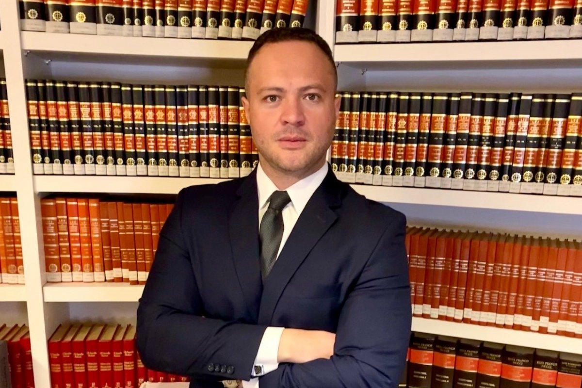 Advogado lança livro sobre buscas e apreensões