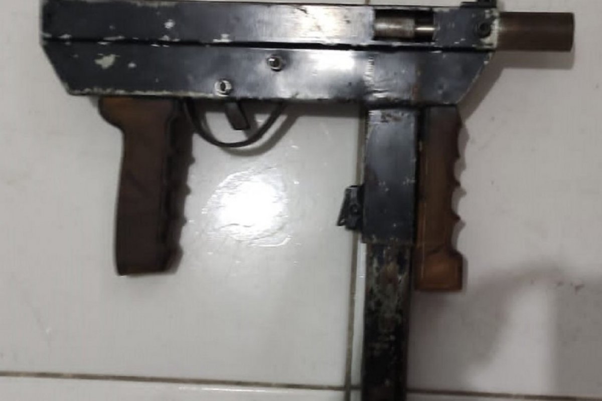 PMs são presos por suspeita de negociar venda de submetralhadora para traficantes, em Salvador
