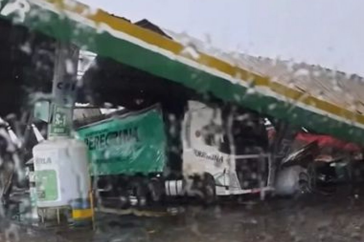 Posto de combustível desaba após fortes chuvas em Poções