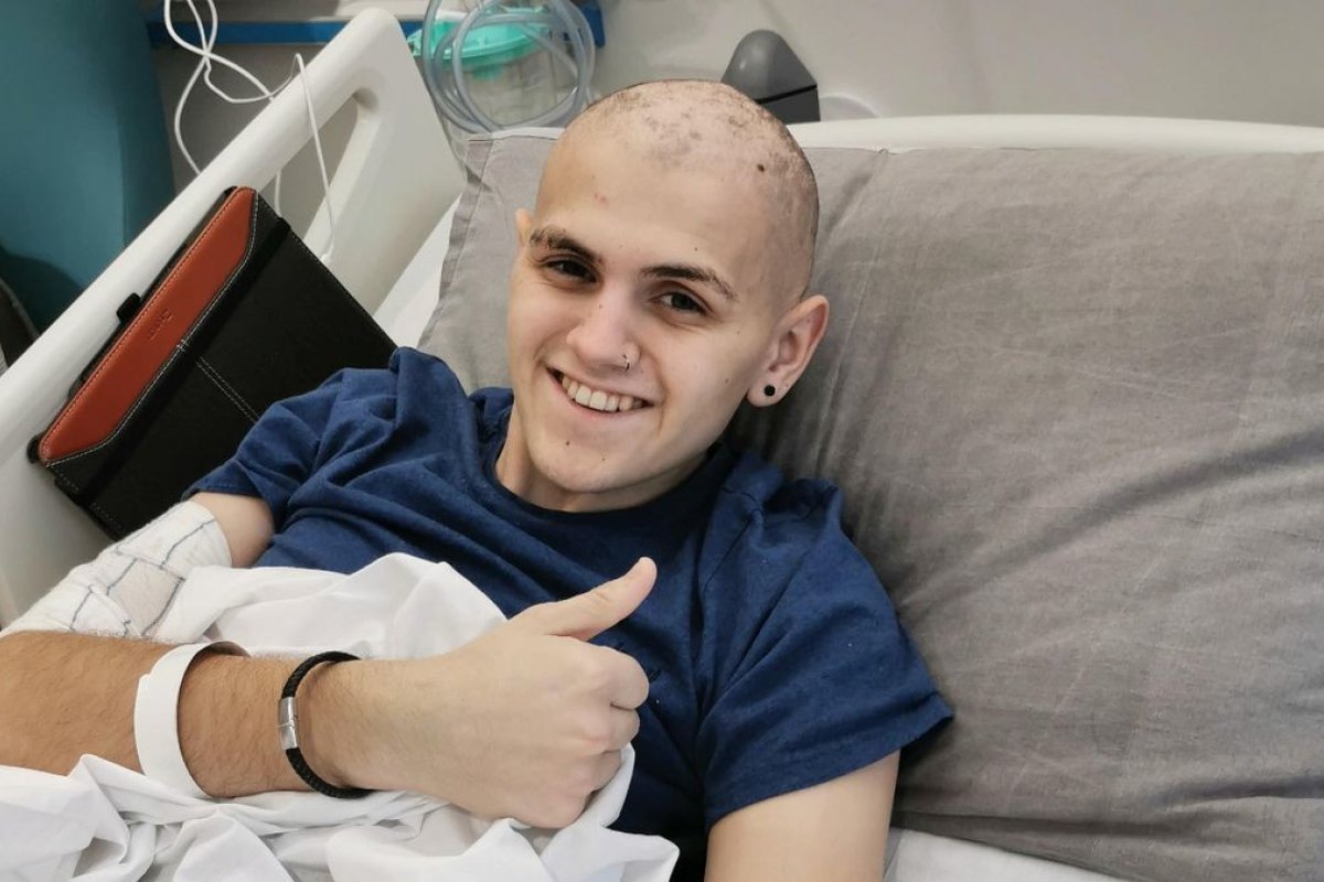 Jovem com câncer terminal doa economias para menino de 6 anos com a mesma doença