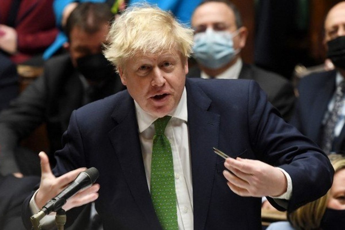 Em reunião no Parlamento, Boris Johnson diz que não vai renunciar