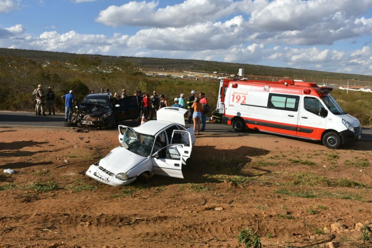 Na Bahia, batida entre carro e caminhonete mata idosa e deixa quatro feridos