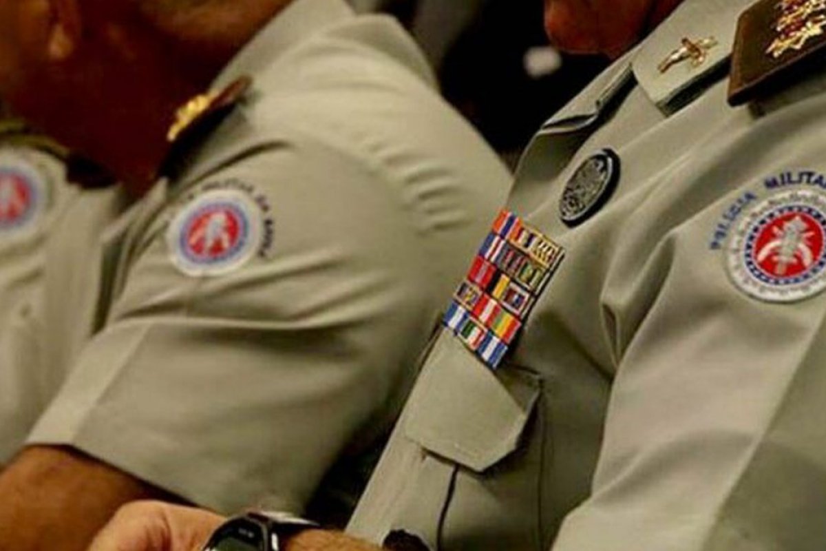 Dois PMs suspeitos de negociar armas com traficantes são soltos após audiência de custódia; um continua detido