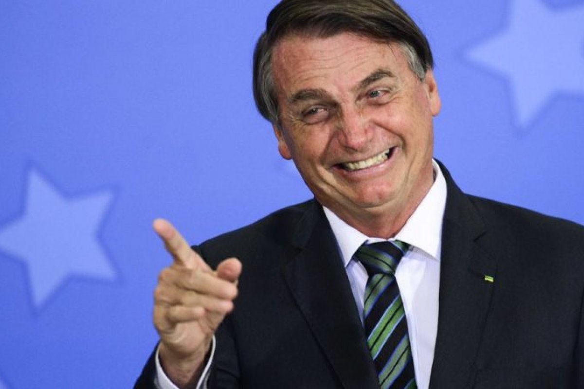Bolsonaro autoriza aumento de 33% para classe de professores