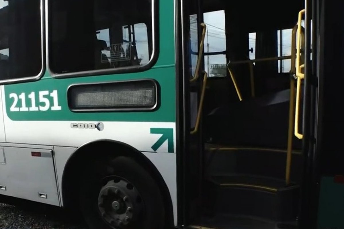 Homem armado assalta passageiros de ônibus em Cajazeiras, em Salvador