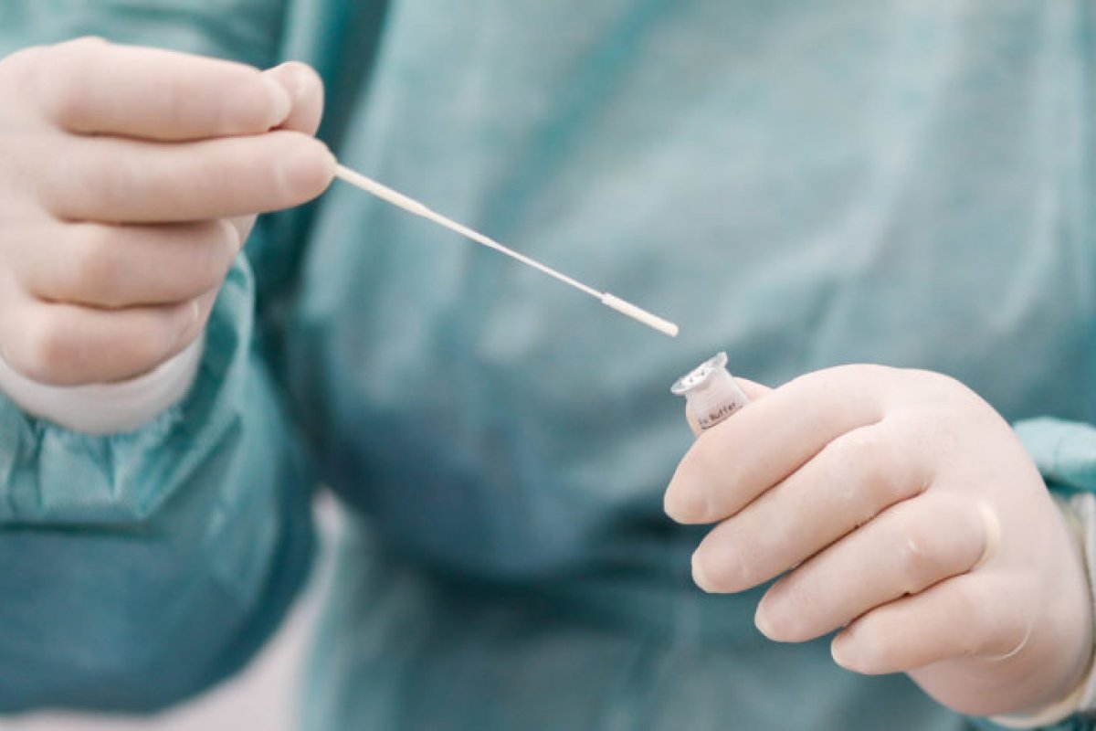 Velocidade de transmissão da Ômicron é algo sem precedentes, afirma pesquisador