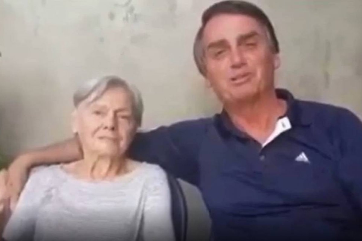 Bolsonaro participa de missa de sétimo dia da mãe Olinda