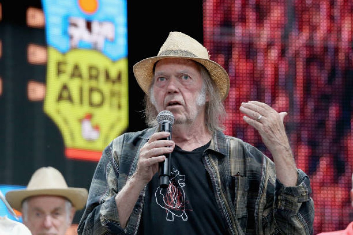 Spotify remove músicas de Neil Young após cantor dar ultimato: "Rogan ou Young"