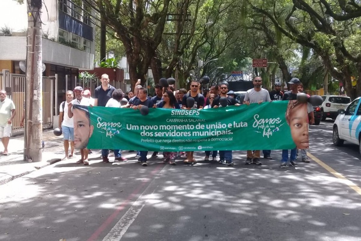 Servidores municipais realizam passeata e deixam trânsito lento em Salvador