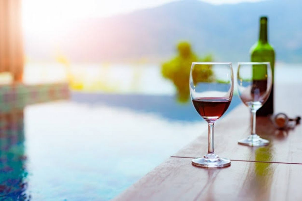 O verão é tinto! Confira sugestões de dez vinhos tintos para a estação mais quente do ano