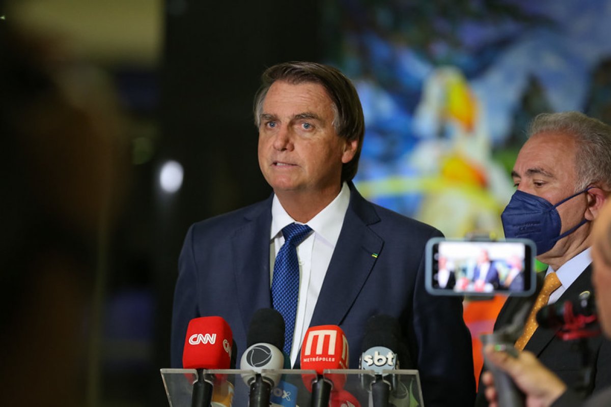 Bolsonaro diz que cortou recursos previstos no Orçamento de 2022