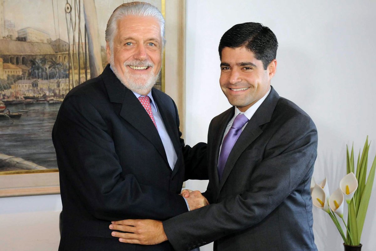 Após chamar Neto de ‘baixinho’ em evento do PT, Wagner pede desculpas