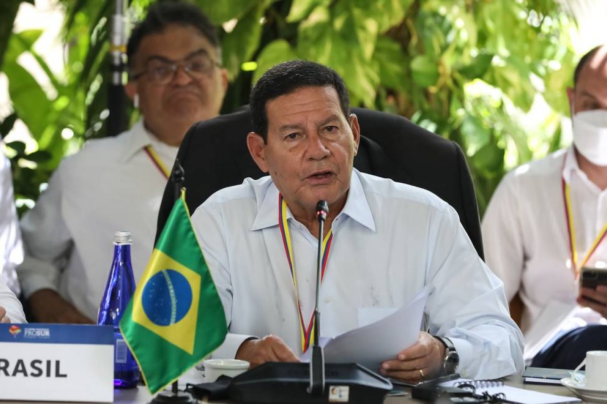 Na Colômbia, Mourão defende direitos humanos