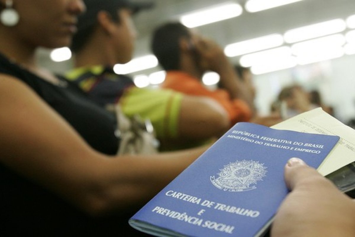 IBGE: desemprego no Brasil cai 11,6% no trimestre até novembro de 2021