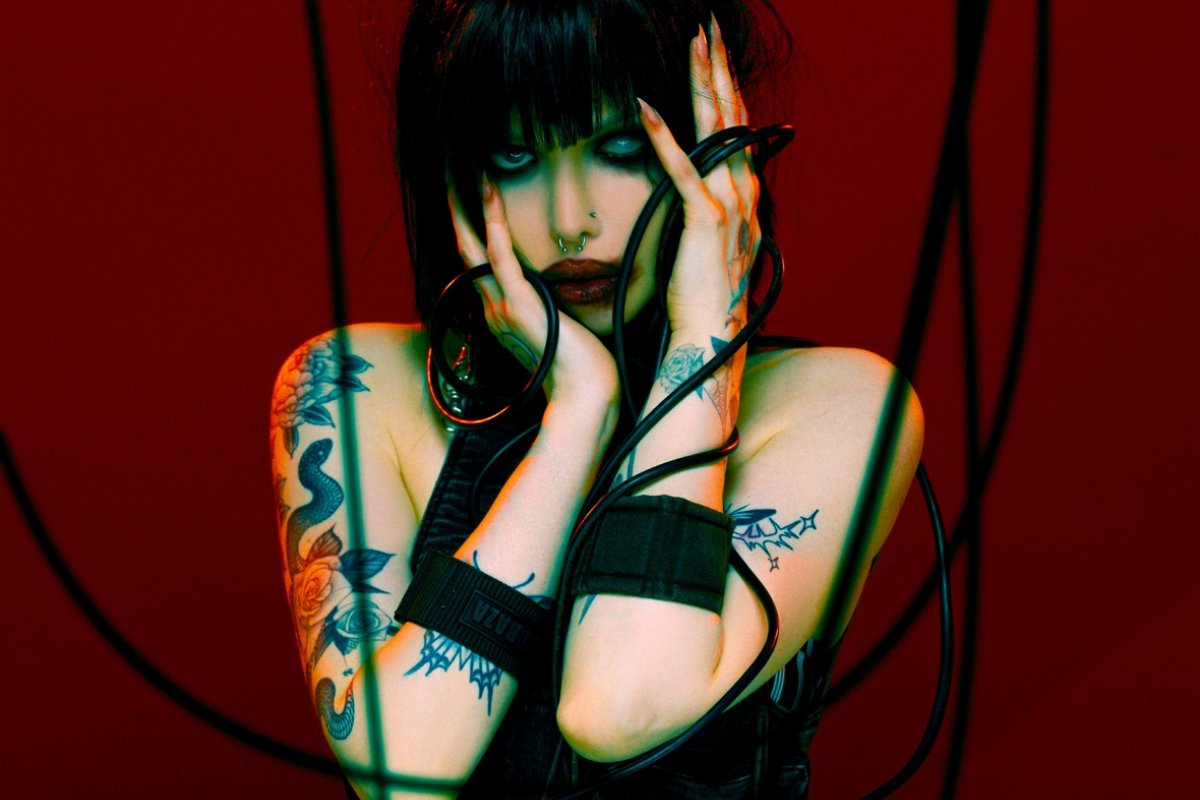 Falando sobre situações tóxicas, Alice Glass lança novo single 'Love is Violence'