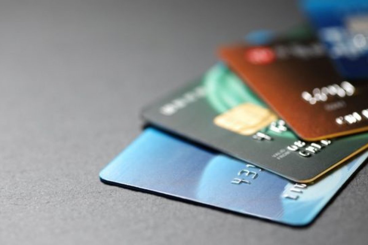 Juros do cartão de crédito fecha 2021 com alta de 350%