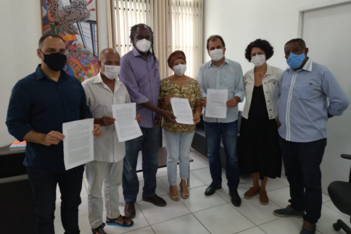 Vereador Sílvio Humberto entrega manifesto do Carnaval à Secult