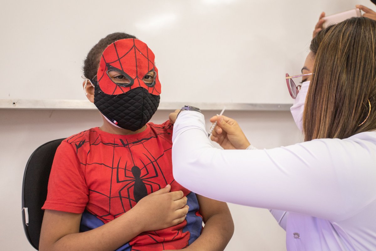 Salvador informa ao MP que não cobrará mais termo de assentimento de pais para vacinação infantil