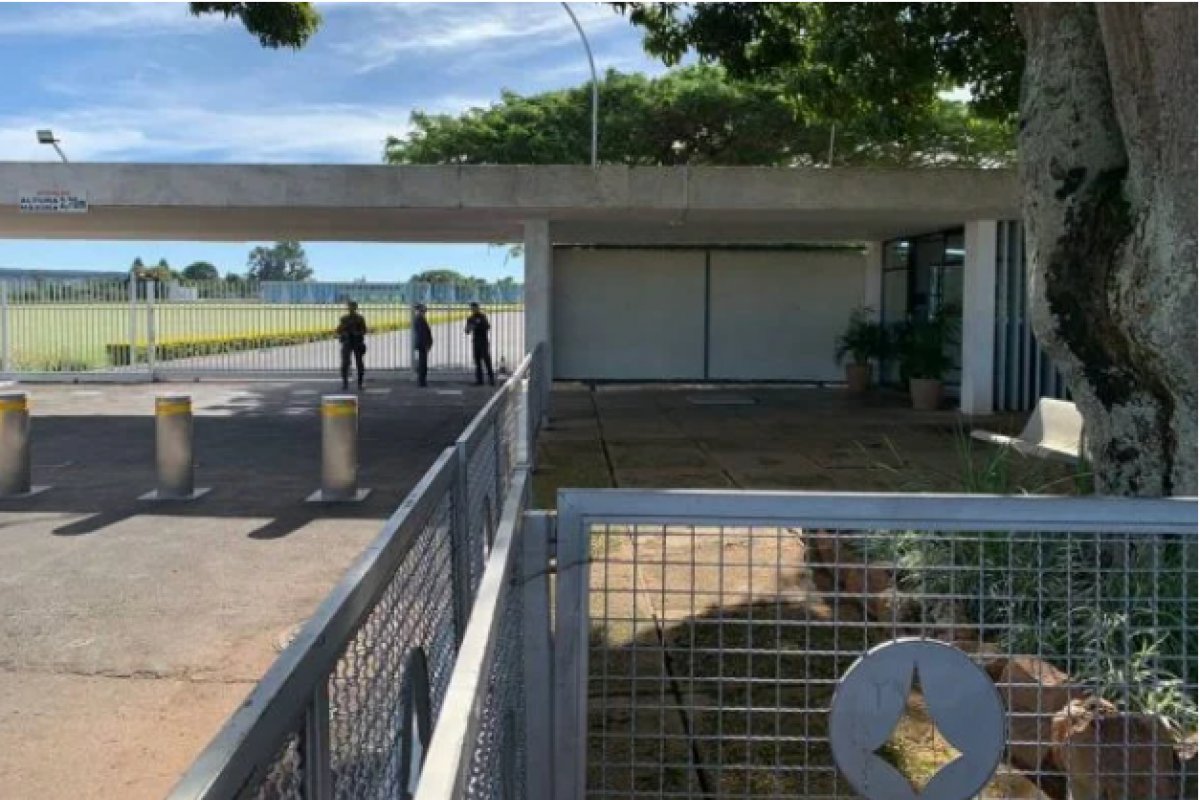 Presidência instala lonas que bloqueiam visão de jornalistas no Palácio da Alvorada