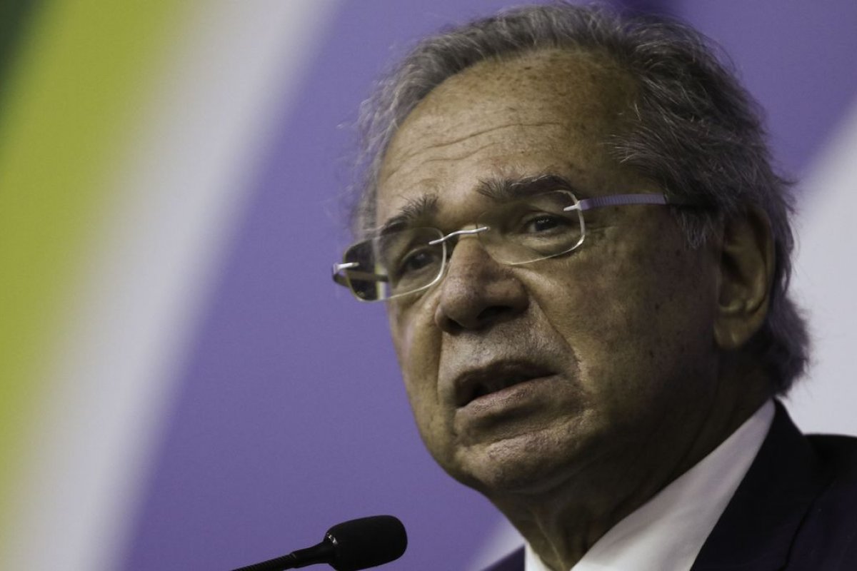 Paulo Guedes afirma que reajuste para professores 'não faz sentido'