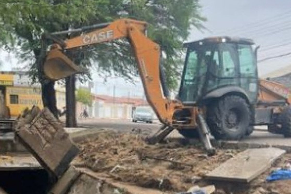 Chuva arrasta carros e provoca alagamentos em Paulo Afonso, no norte da Bahia