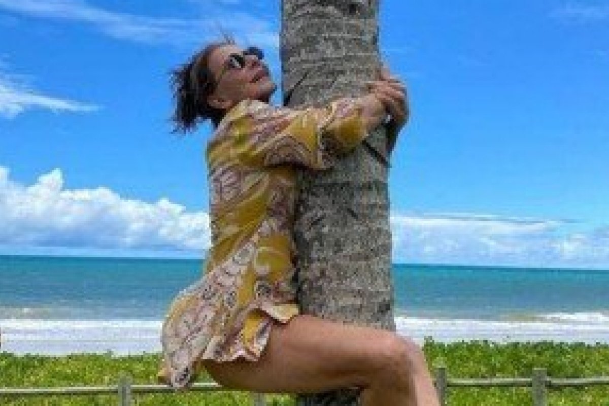 Ao lado da namorada Adriana Calcanhotto, Maitê Proença comemora seu 64 anos na Bahia