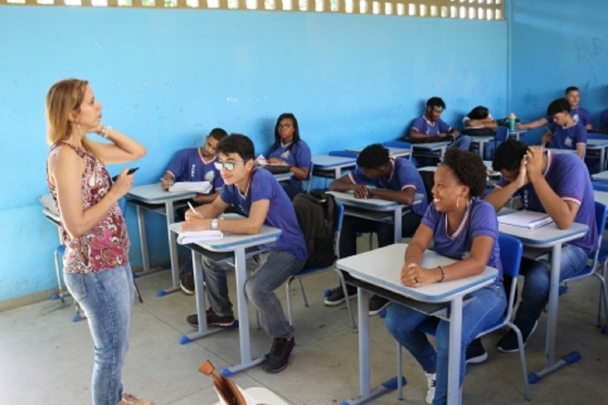 CNE afirma que escolas poderão adotar ensino remoto ou híbrido diante da alta de casos da Covid-19
