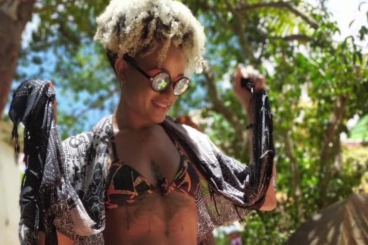 Corpo de jovem morta a facadas pelo namorado é sepultado em Salvador