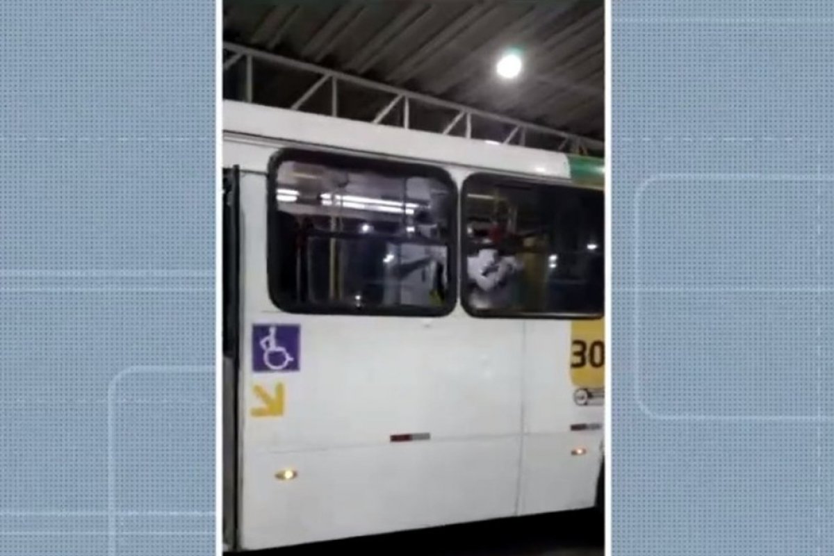 Homem agride outro dentro de ônibus na Estação Pirajá, em Salvador