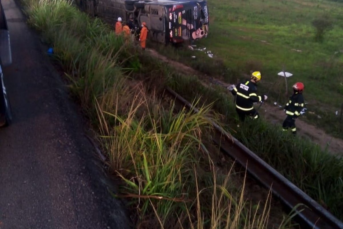 Cantor Devinho Novaes fica ferido após acidente com ônibus