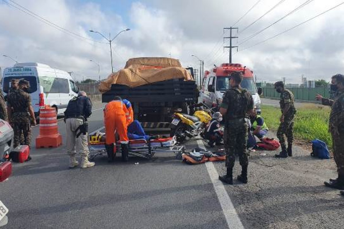 Moto colide em traseira de caminhão do Exército em Feira de Santana