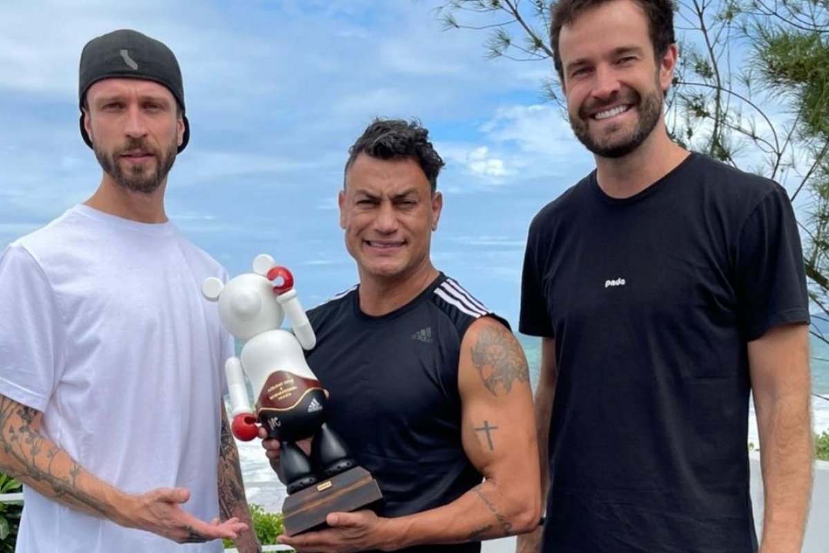 Whindersson e Popó recebem escultura da marca PNDA em versão lutador de boxe