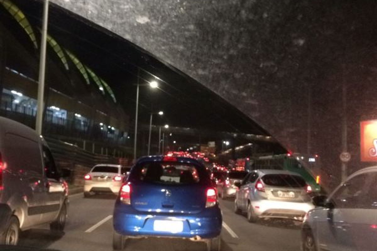 Protesto de PMs na Paralela congestiona trânsito na região