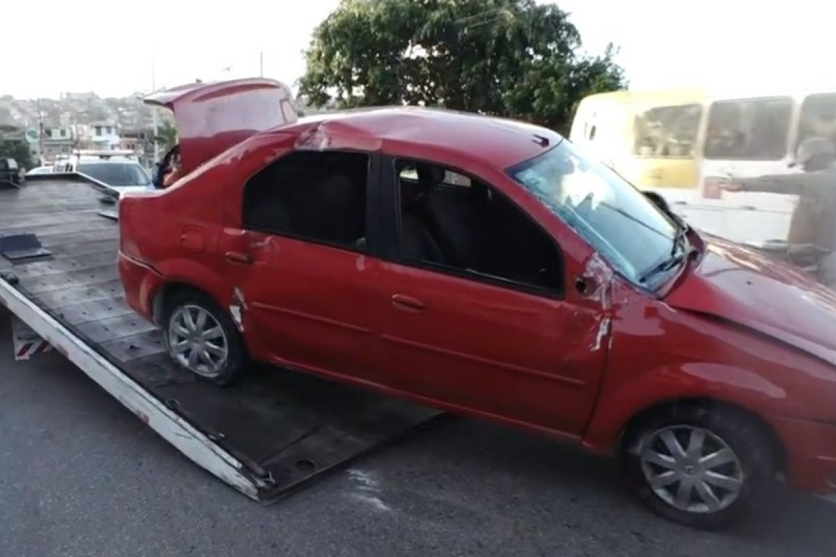 Carro capota próximo ao bairro de Plataforma na Avenida Suburbana, em Salvador