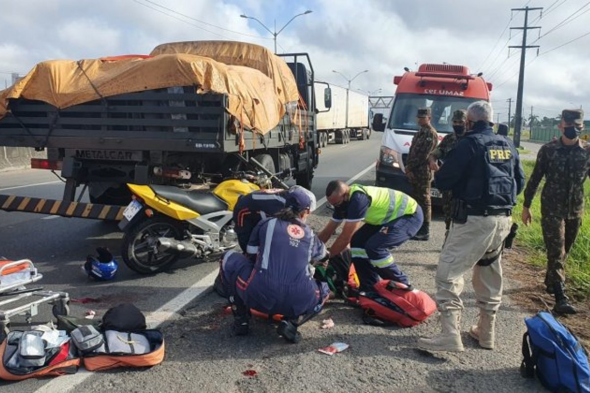 Vítima de colisão entre moto e caminhão morre em hospital de Feira de Santana